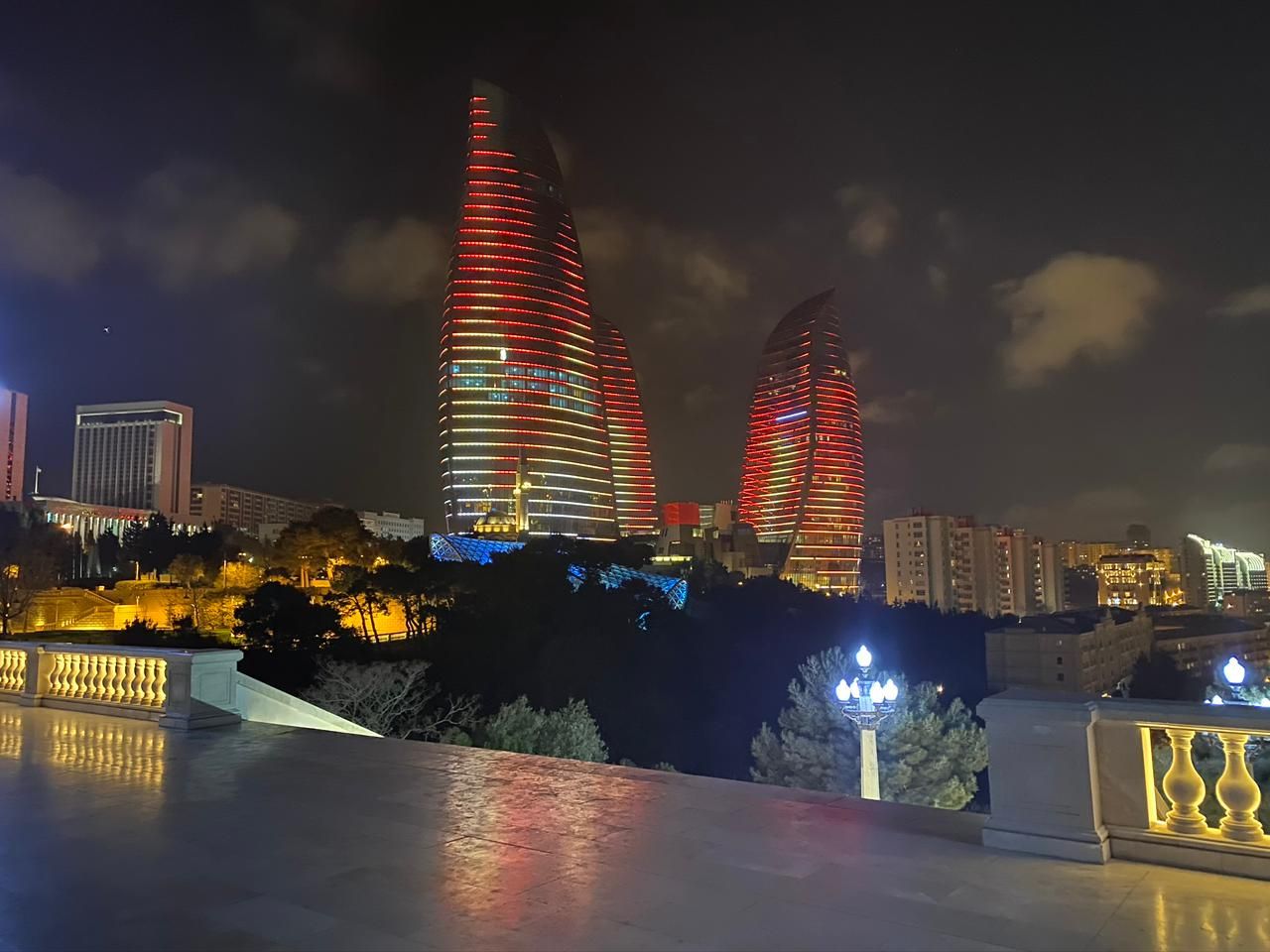Нагорный парк и Flame Towers